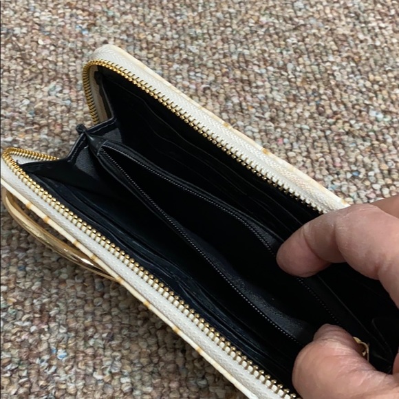 Off white gator Hand clutch - Picture 3 of 4